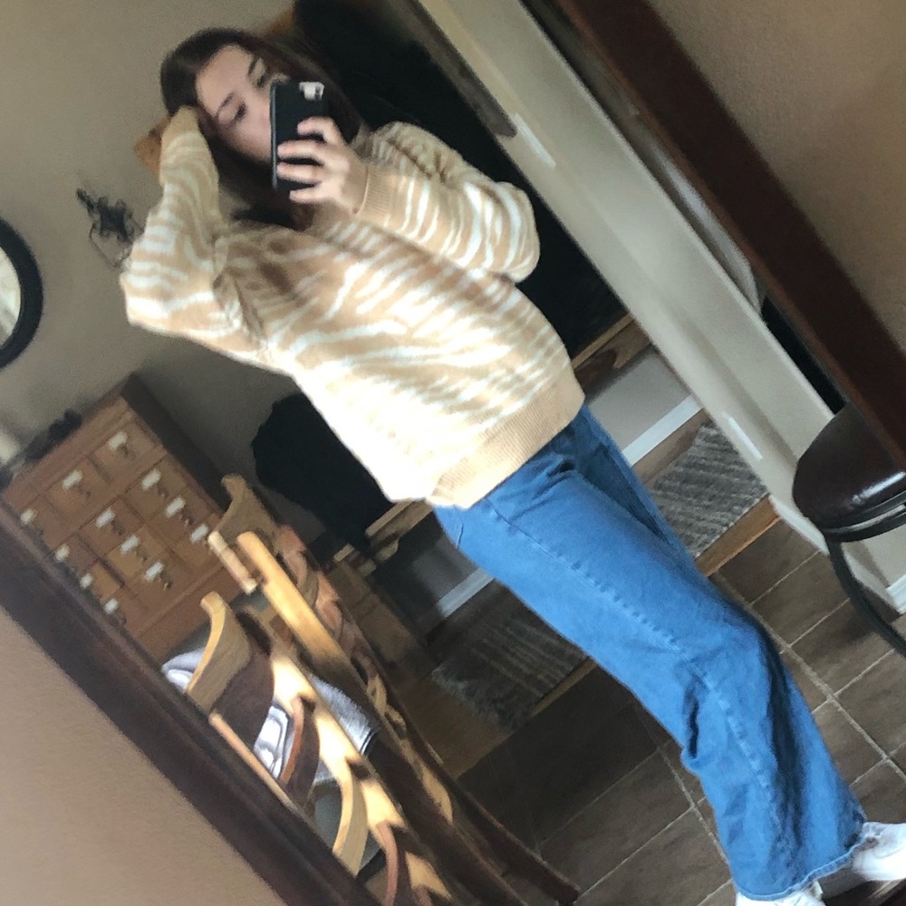 Unique Zebra print V-neck sweater